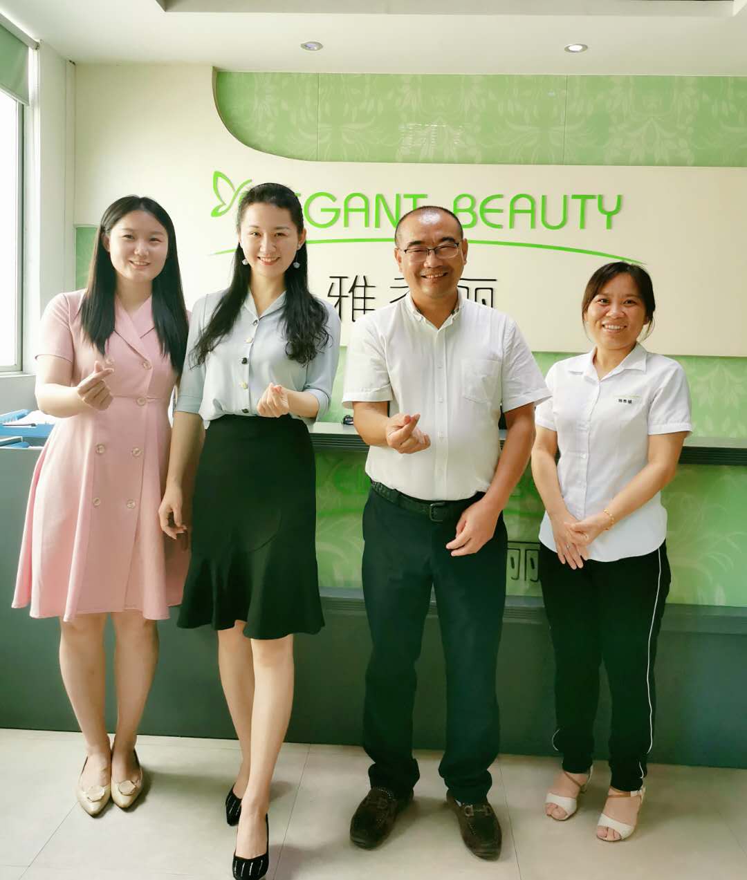 龙华区工商联（总商会）秘书处走访深圳化妆用品有限公司