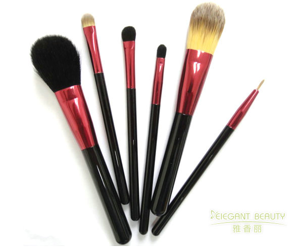 化妆刷套装中的腮红刷尺寸如何适配不同脸型？