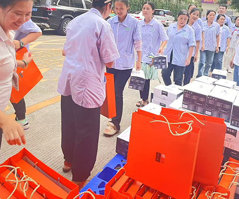 双节同庆暖人心，关怀慰问传真情||化妆用品(深圳)有限公司为全体职工发放“双节”福利