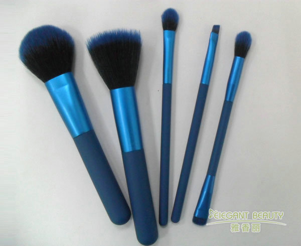 成套化妆刷中的“宝藏刷型”：这些刷子能让你化妆更轻松